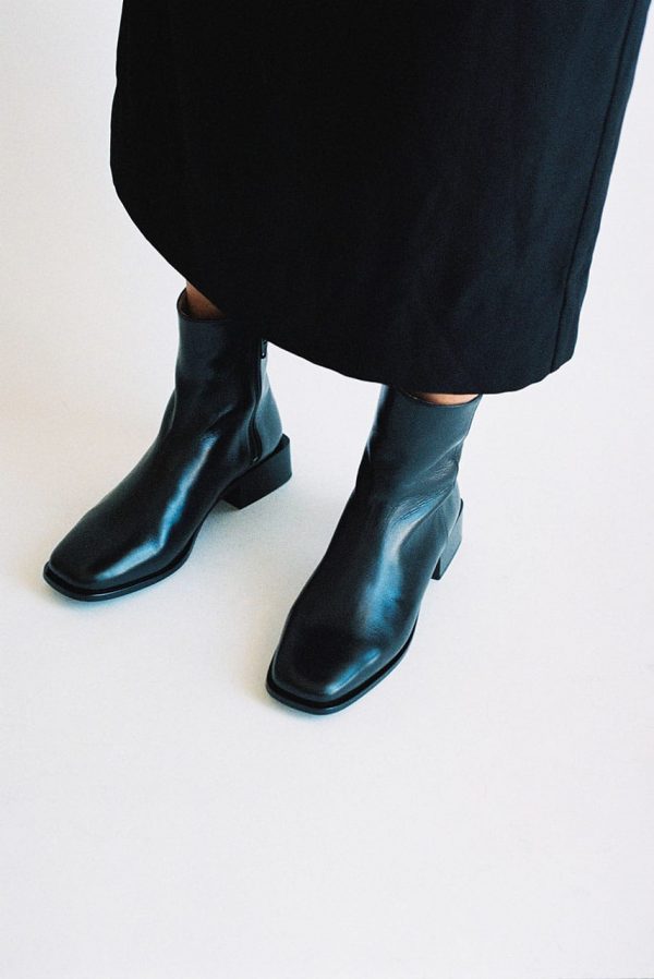 Square toe flat ankle boots - Black